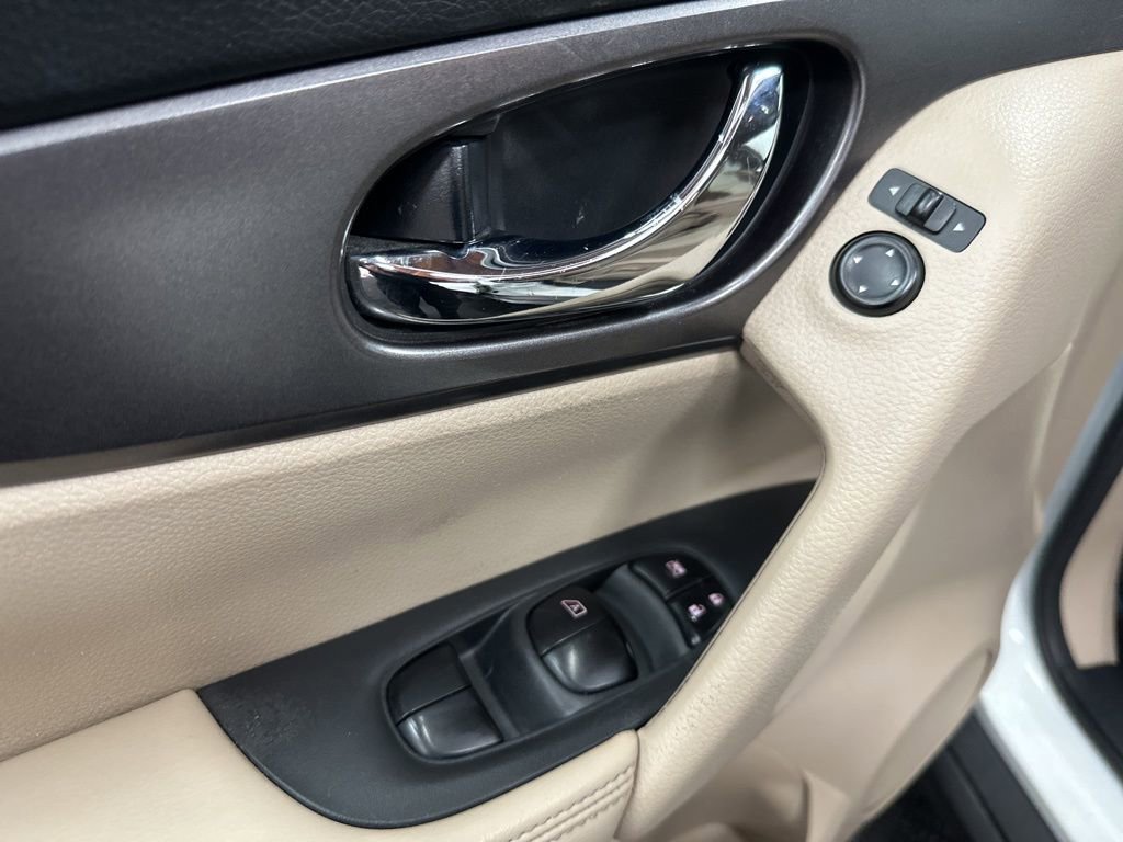 Used 2016 Nissan Rogue SV image 18