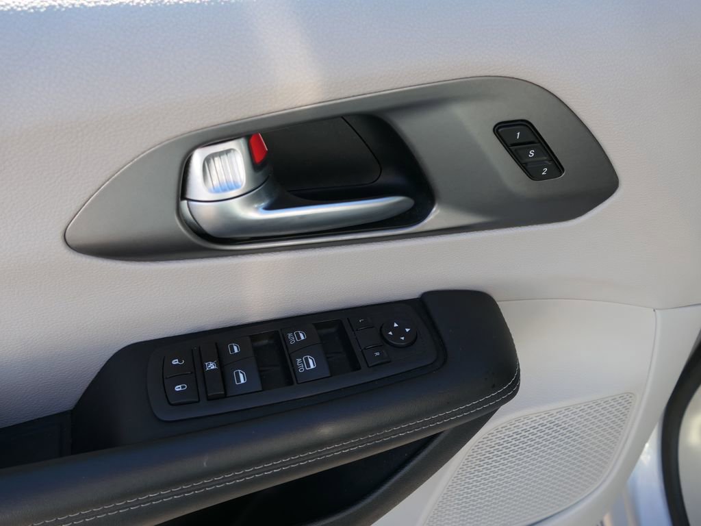 Used 2023 Chrysler Pacifica Touring-L image 11