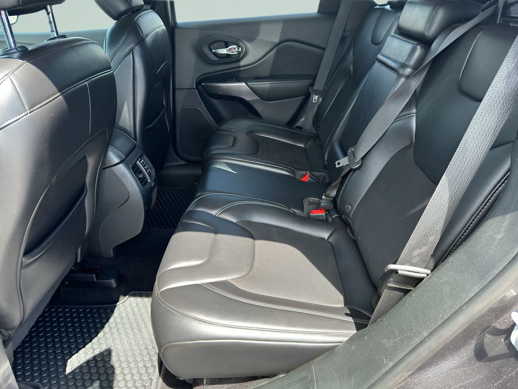 Used 2019 Jeep Cherokee Latitude Plus w/ Cold Weather Group AWD/4WD image 14