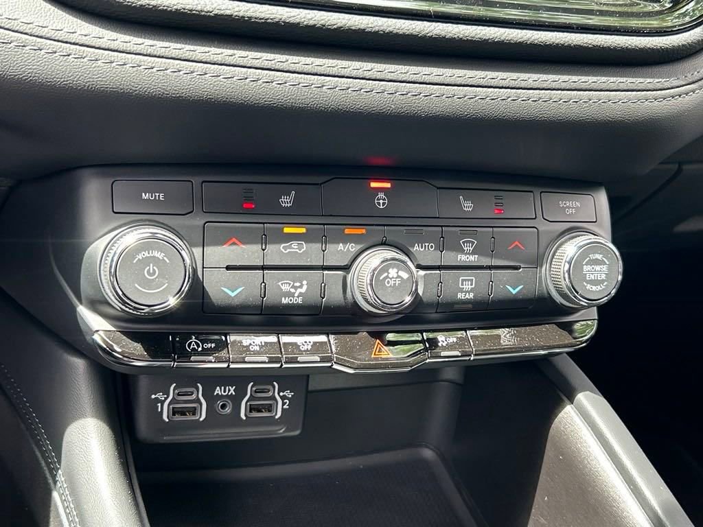 New 2024 Dodge Durango SXT w/ 3rd Row Seating Group image 38