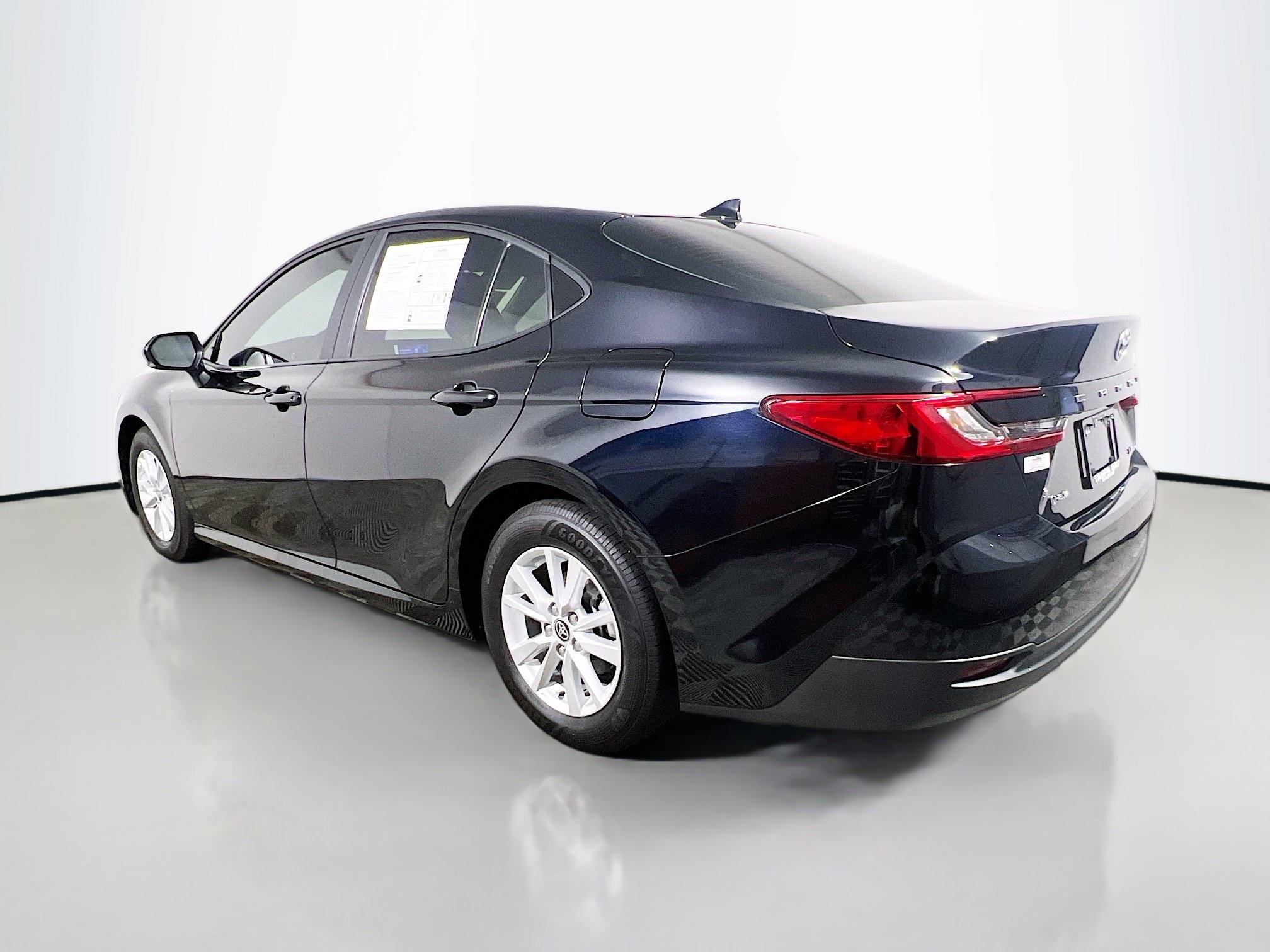 Used 2025 Toyota Camry LE w/ Convenience Package image 8