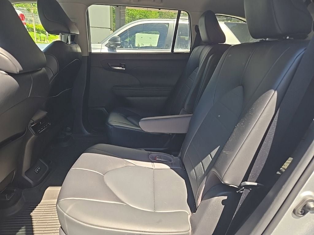Used 2022 Toyota Highlander XLE AWD/4WD image 9