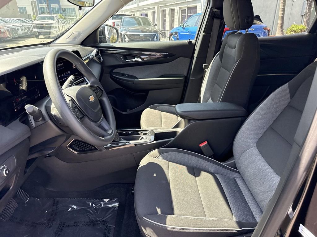 Used 2025 Chevrolet TrailBlazer LT FWD image 17