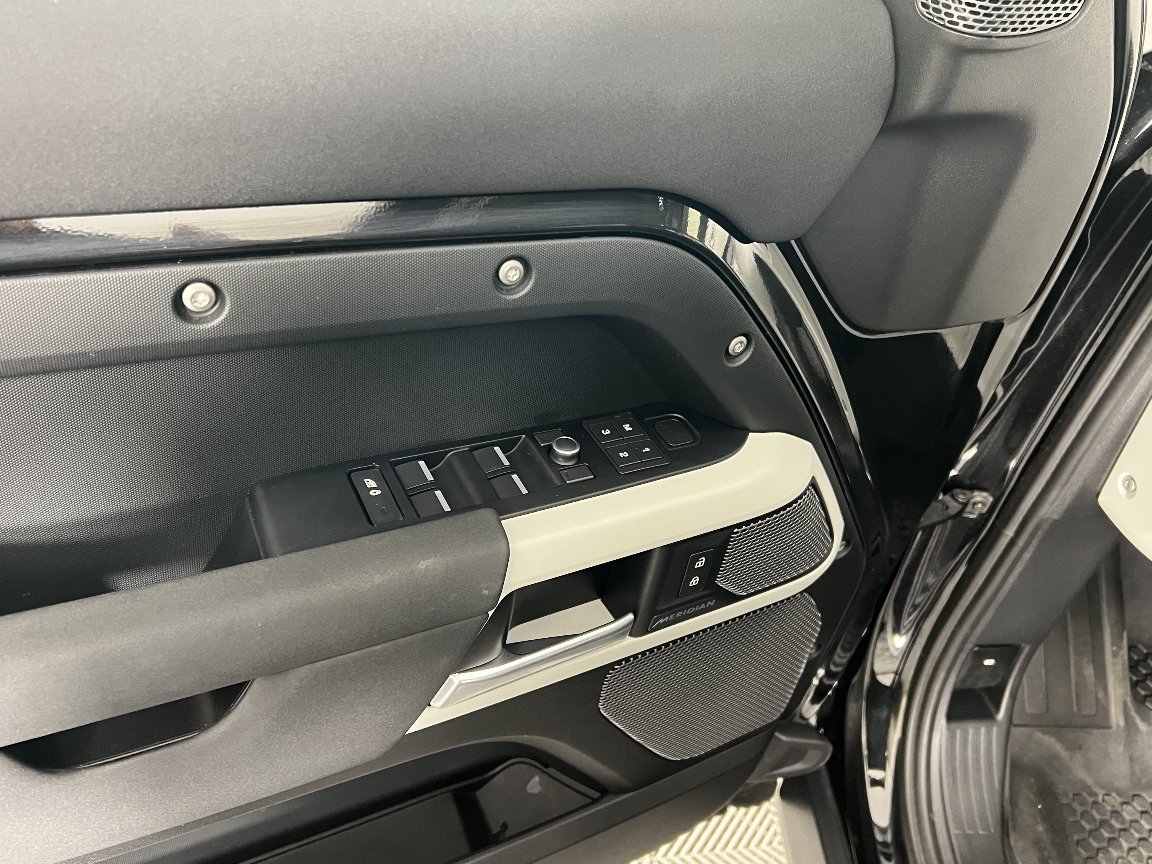 Used 2020 Land Rover Defender 110 SE AWD/4WD image 18