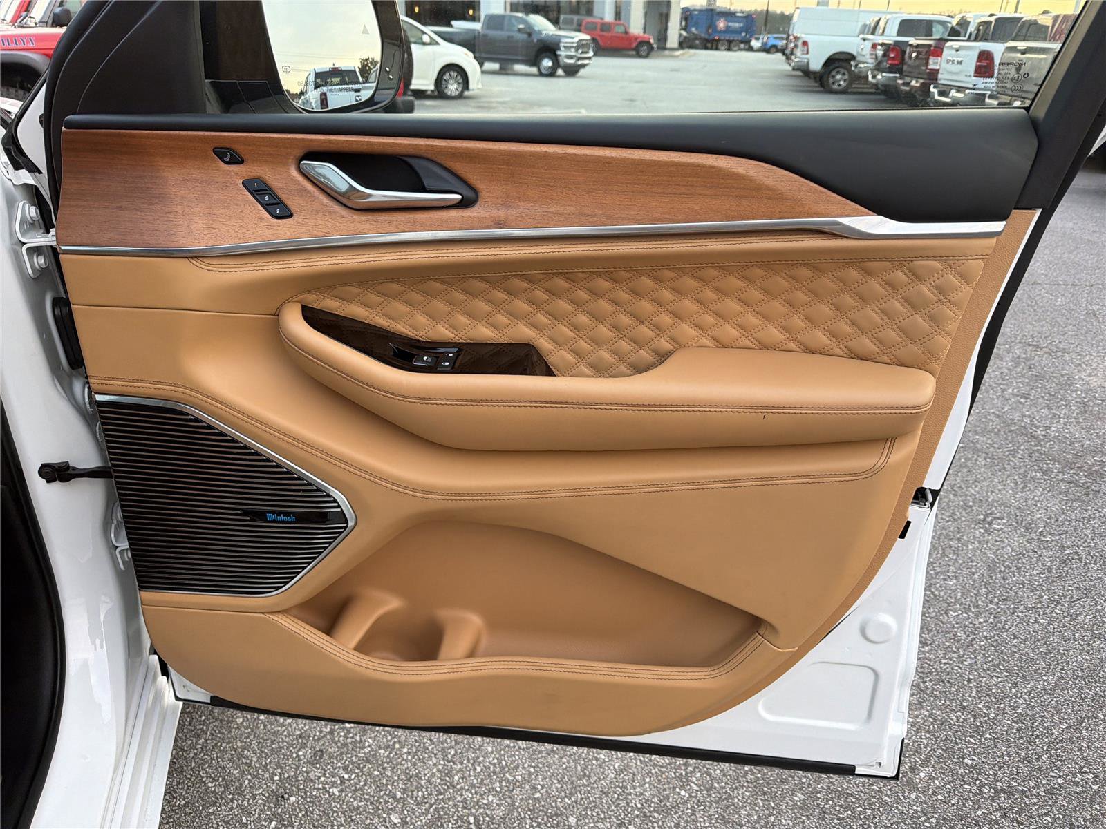 Used 2024 Jeep Grand Cherokee L Summit image 15