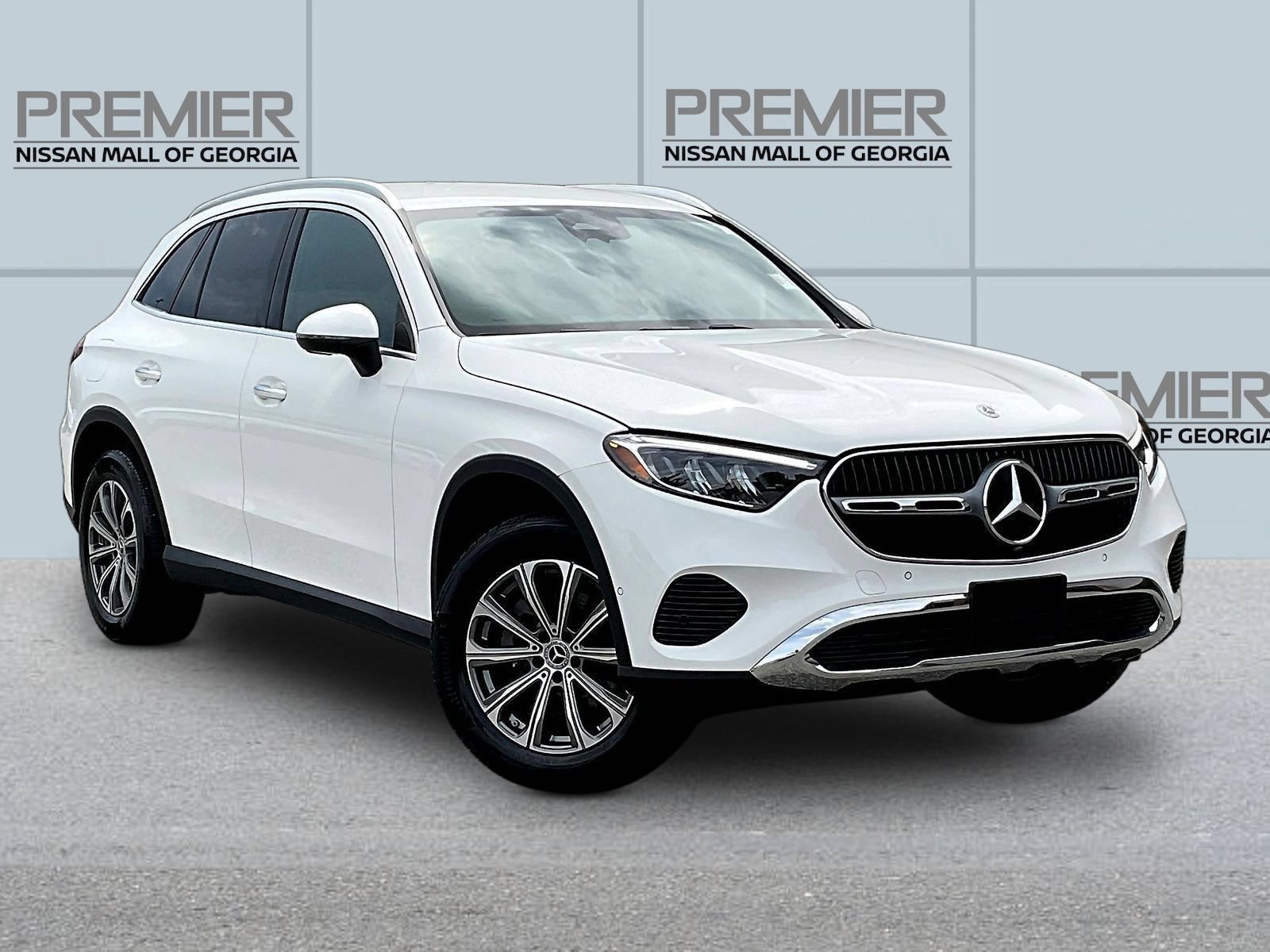 Used 2024 Mercedes-Benz GLC 300 4MATIC image 3