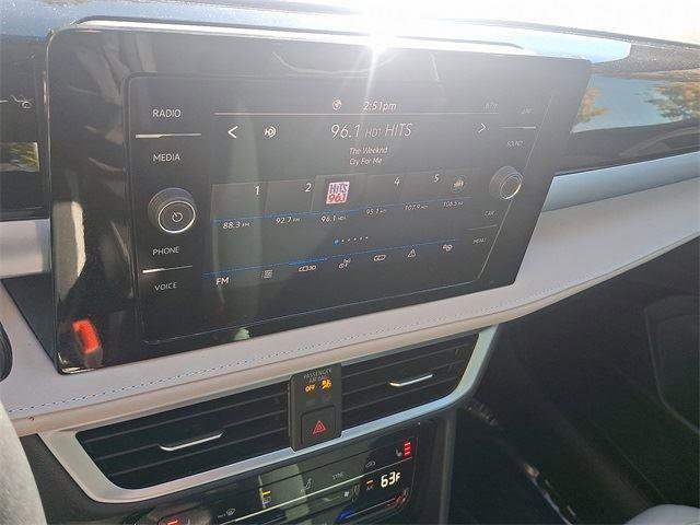 Certified 2025 Volkswagen Taos SE w/ Panoramic Sunroof Package image 17