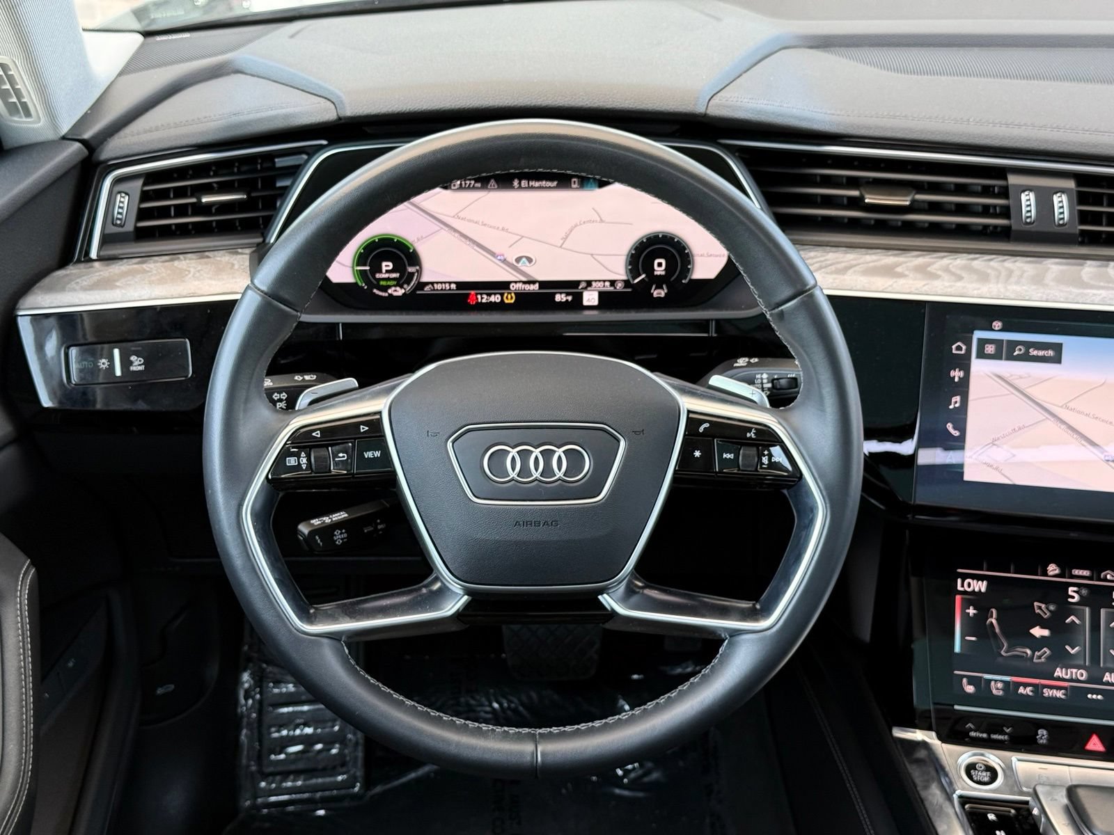 Used 2023 Audi e-tron Premium Plus w/ Premium Plus Package AWD/4WD image 35