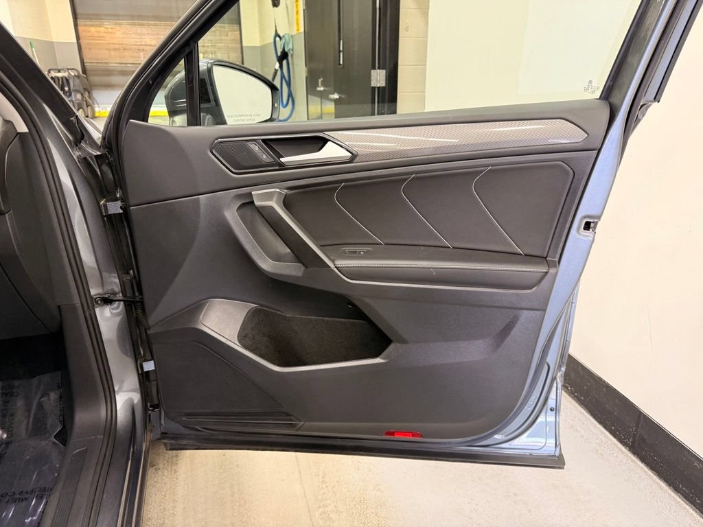 Used 2023 Volkswagen Tiguan SE w/ Panoramic Sunroof Package AWD/4WD image 28