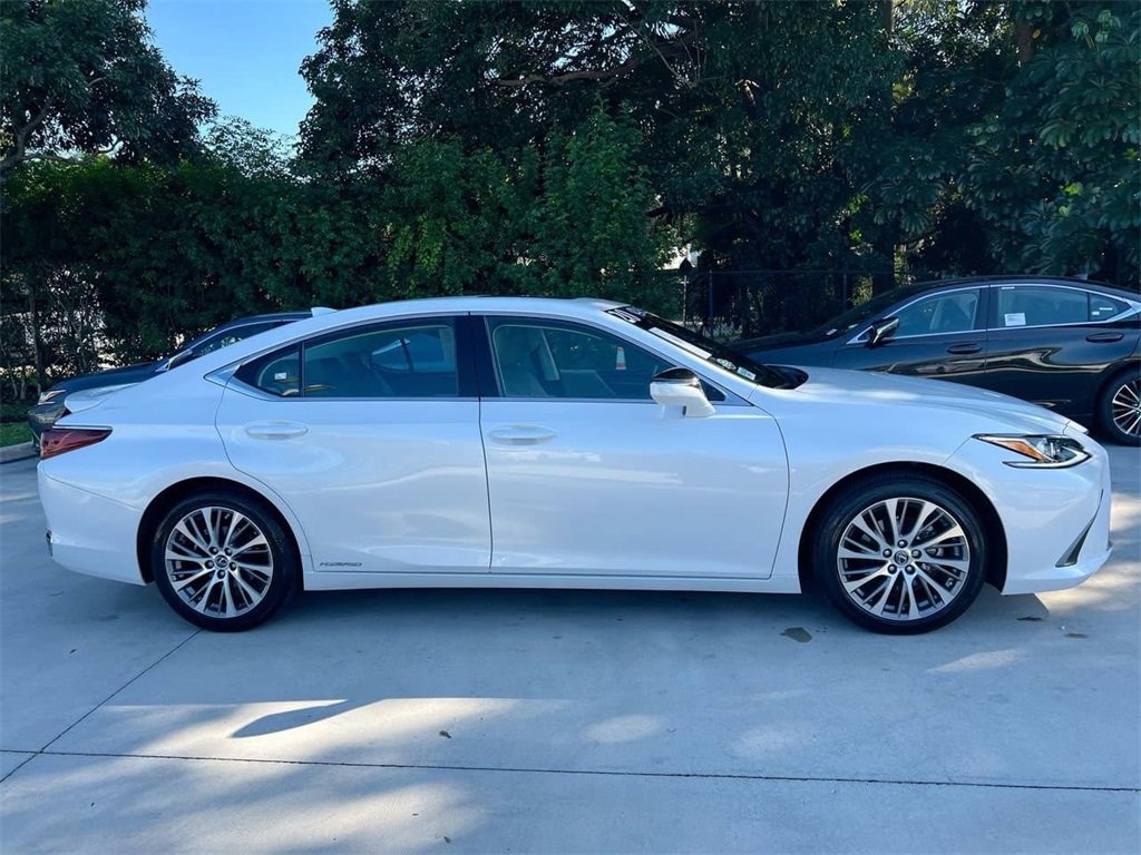 Certified 2020 Lexus ES 300h w/ Premium Package image 8
