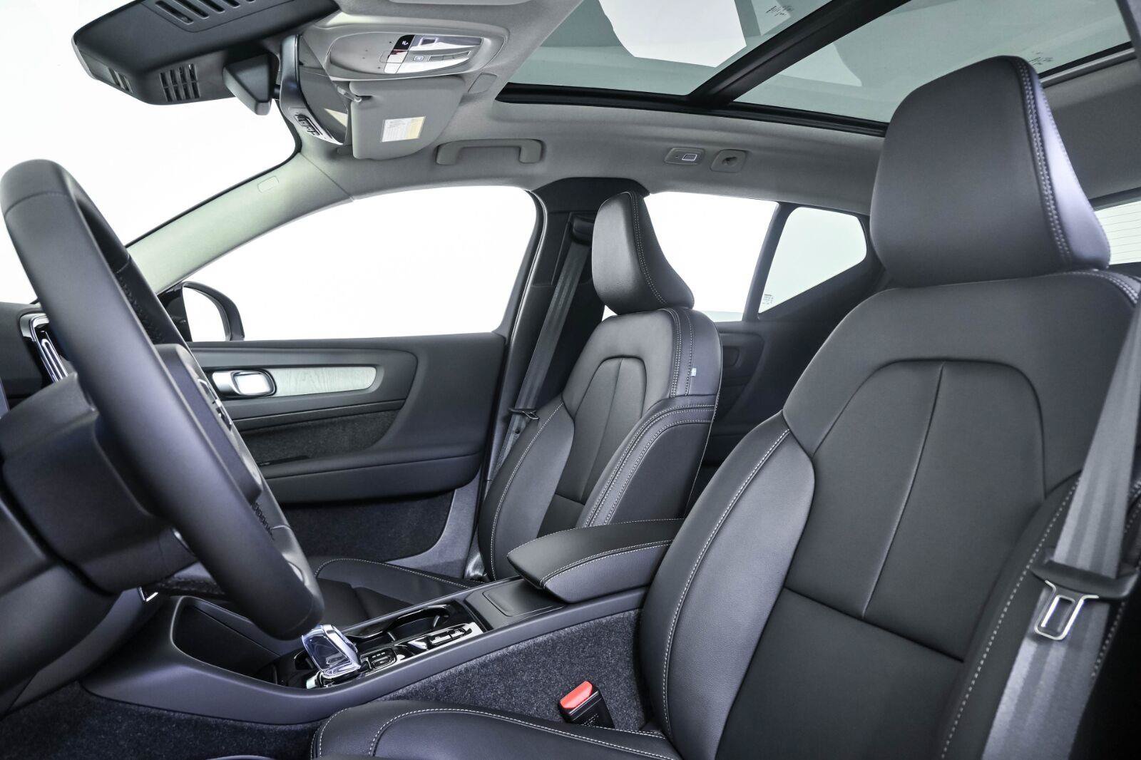New 2026 Volvo XC40 B5 Plus w/ Climate Package AWD/4WD image 5