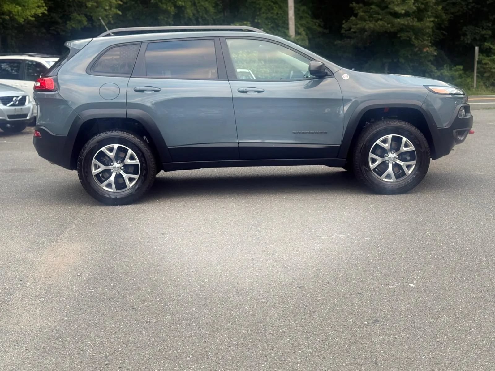 Used 2014 Jeep Cherokee Trailhawk w/ Comfort/Convenience Group AWD/4WD image 8