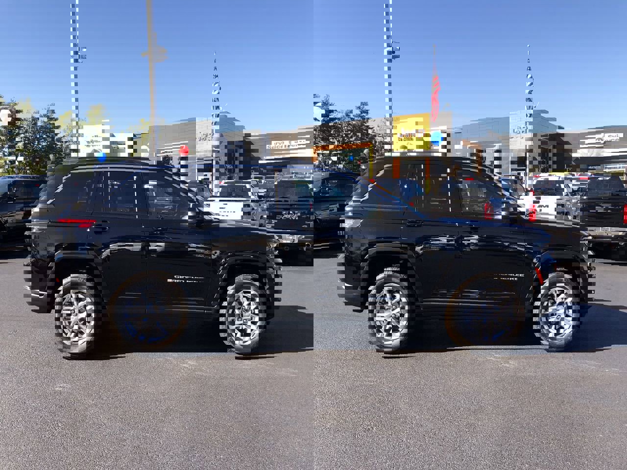 New 2025 Jeep Grand Cherokee Laredo X w/ Luxury Tech Group I image 14