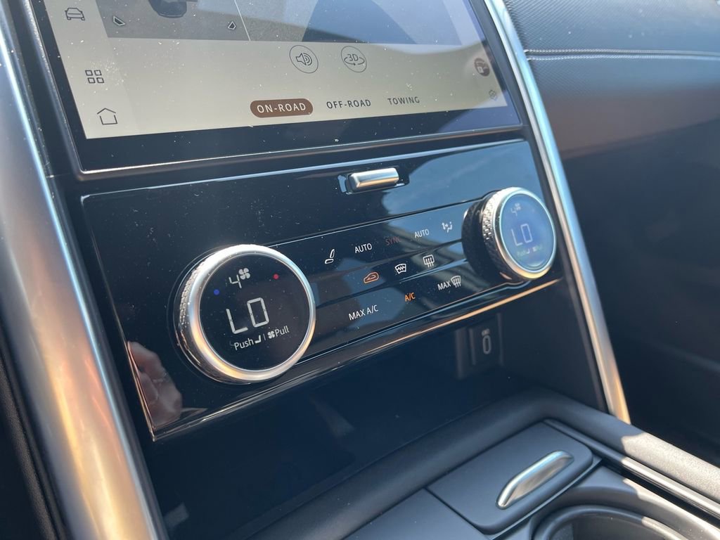 New 2026 Land Rover Discovery Dynamic SE image 18