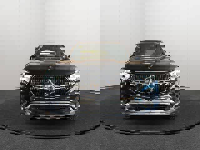 Used 2025 Mercedes-Benz GLC 300 4MATIC image 2