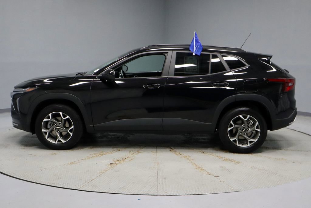Used 2025 Chevrolet Trax LT w/ LT Convenience Package FWD image 8