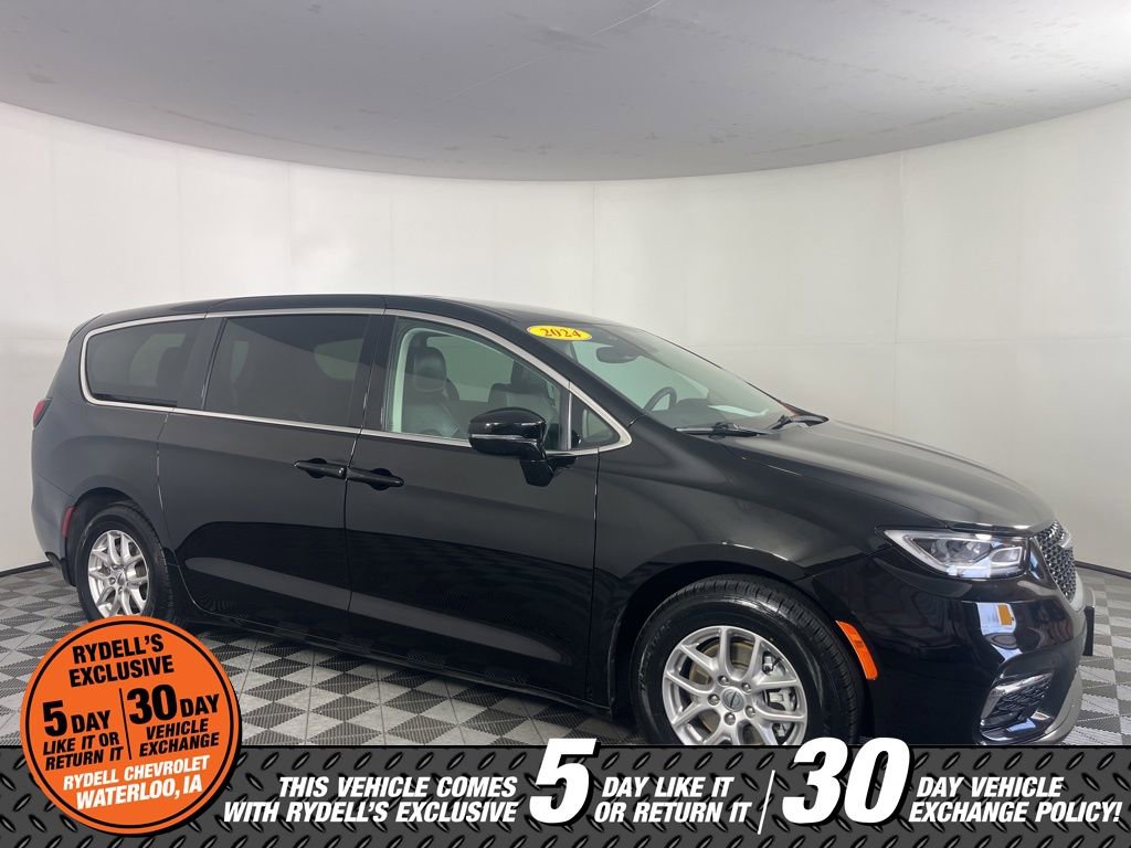 Used 2024 Chrysler Pacifica Touring-L FWD image 2