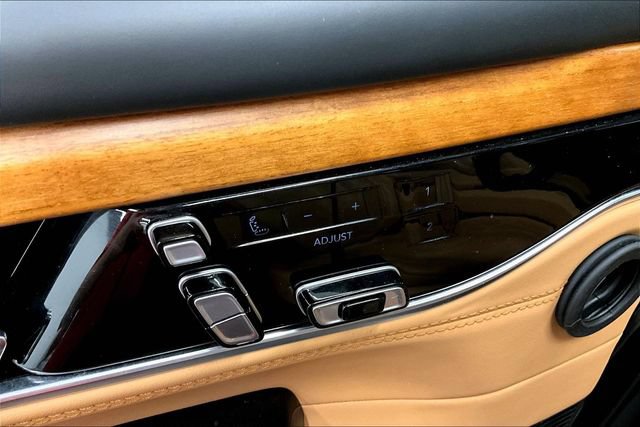 Used 2025 Jeep Grand Wagoneer L Series III w/ Rear-Seat Entertainment Group AWD/4WD image 31