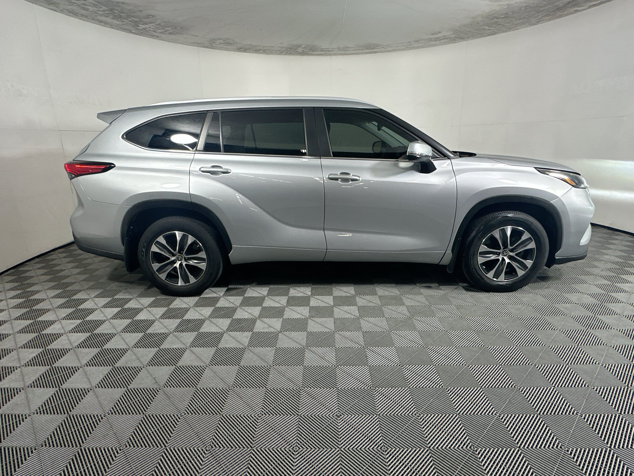 Used 2023 Toyota Highlander XLE FWD image 2