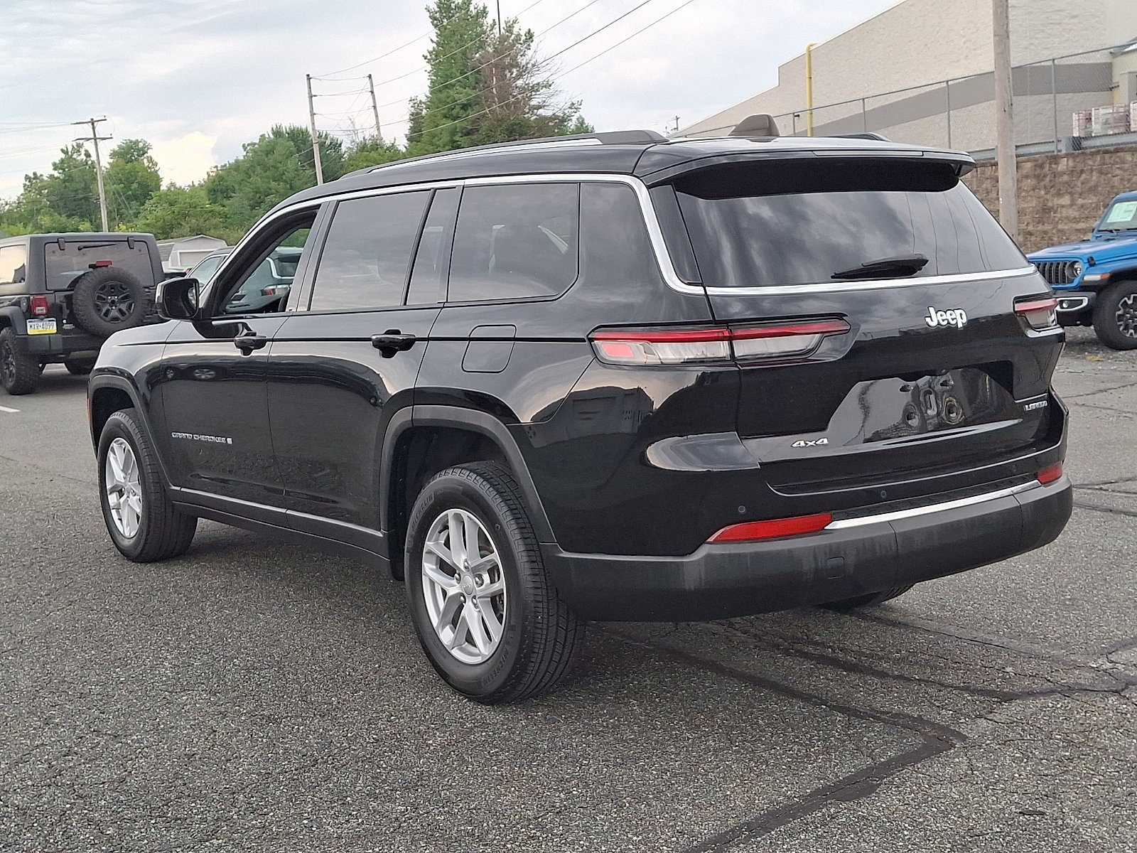 Used 2023 Jeep Grand Cherokee L Laredo w/ Luxury Tech Group I AWD/4WD image 4