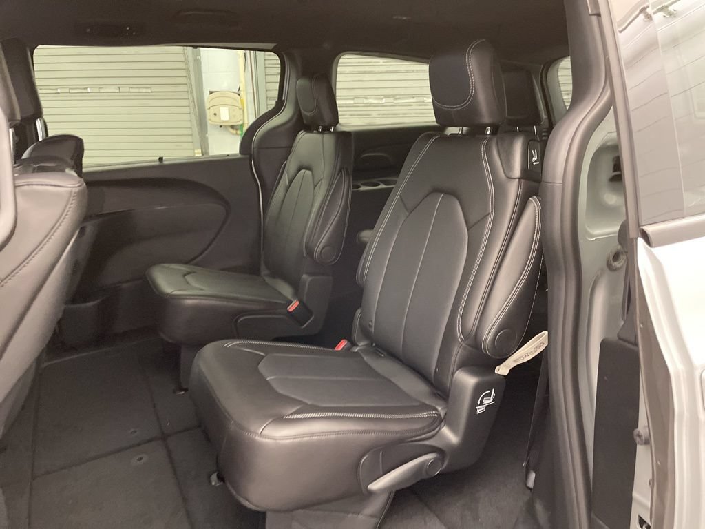 New 2026 Chrysler Pacifica Select FWD image 17