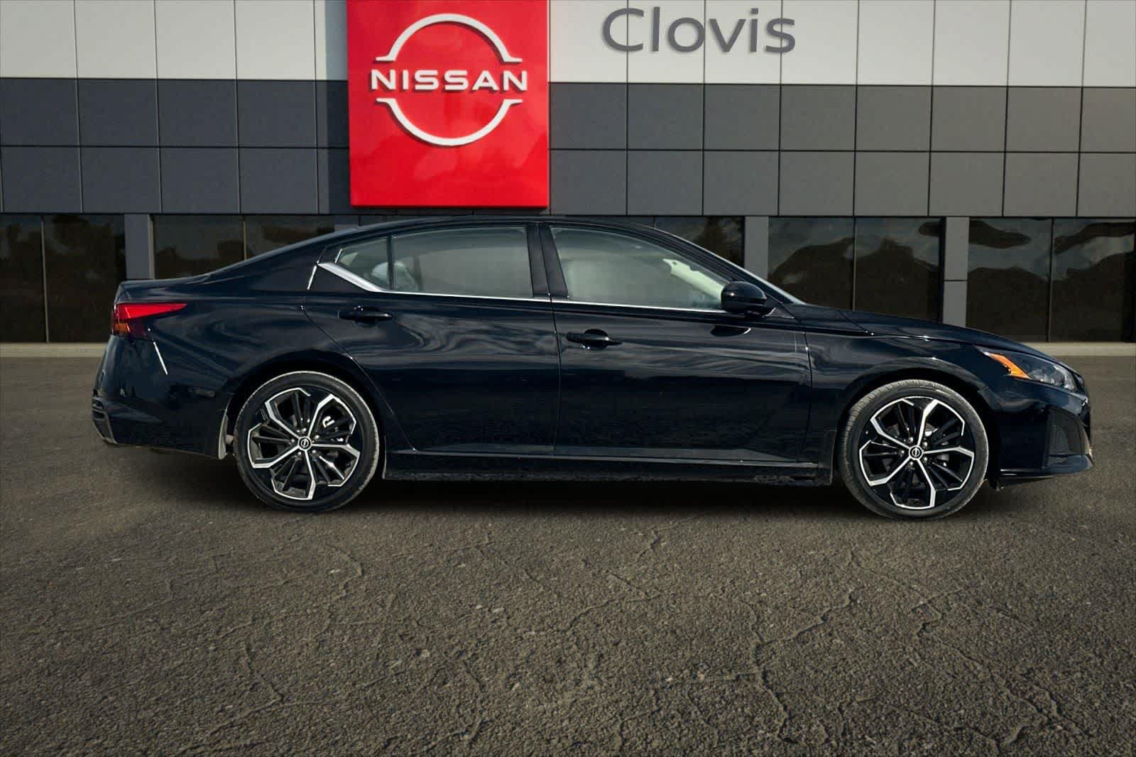 Used 2024 Nissan Altima 2.5 SR FWD image 9