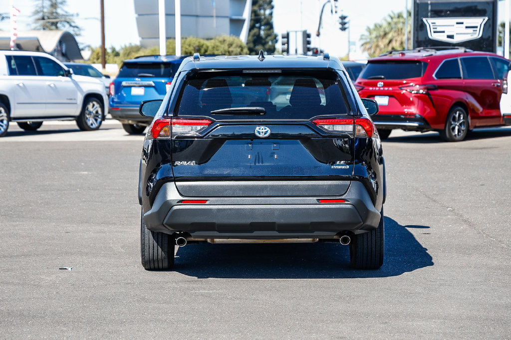 Used 2022 Toyota RAV4 LE AWD/4WD image 3