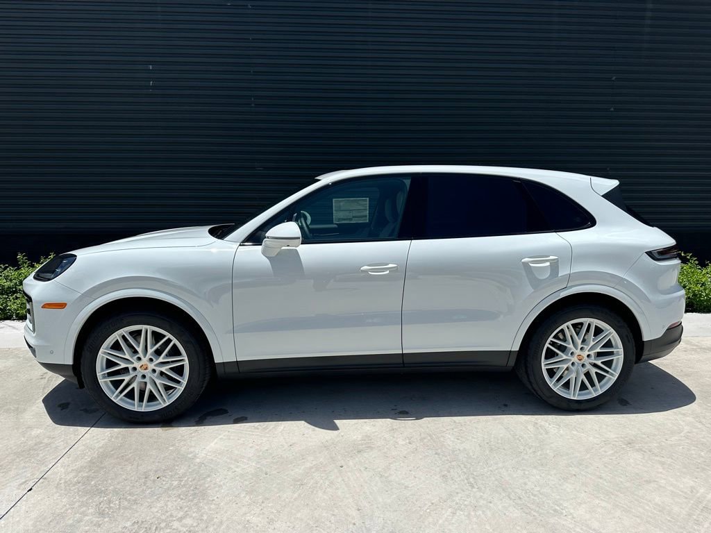 Used 2025 Porsche Cayenne image 2