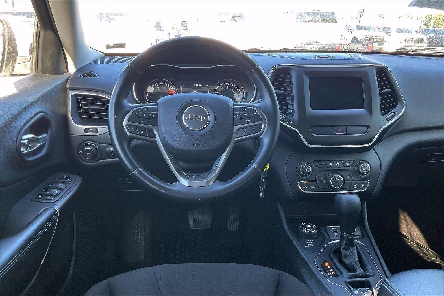 Used 2019 Jeep Cherokee Latitude w/ Cold Weather Group AWD/4WD image 6