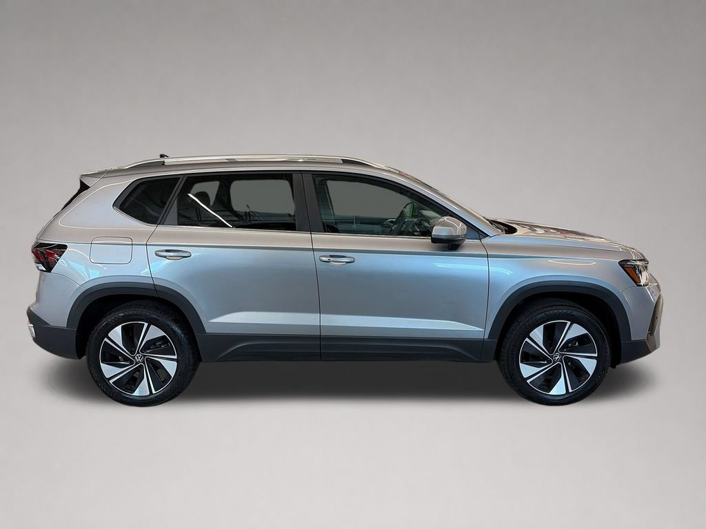 Certified 2025 Volkswagen Taos SE w/ Panoramic Sunroof Package AWD/4WD image 2