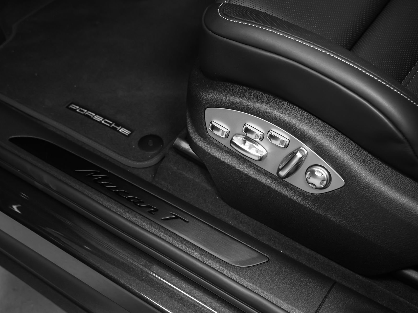 New 2026 Porsche Macan Turbo AWD/4WD image 29