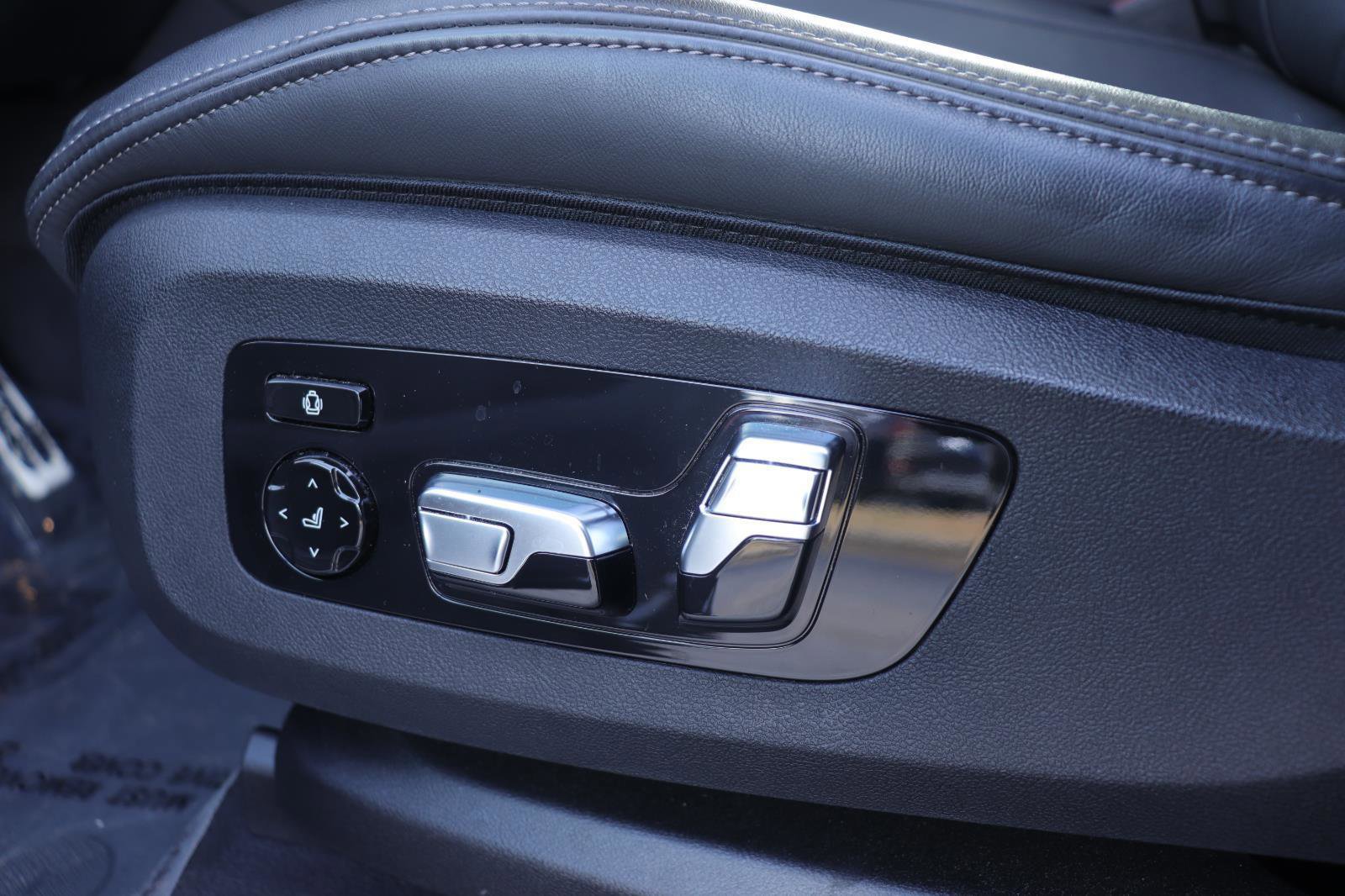 Used 2022 BMW X5 M50i w/ Executive Package image 26