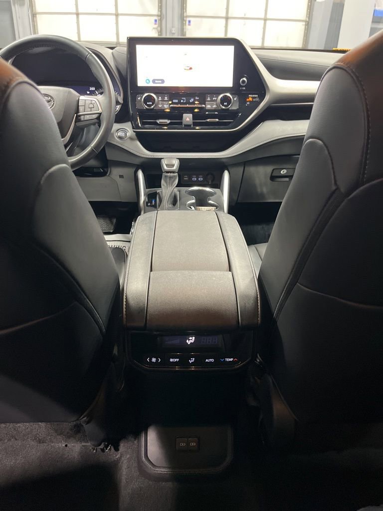 Used 2023 Toyota Highlander XLE AWD/4WD image 31