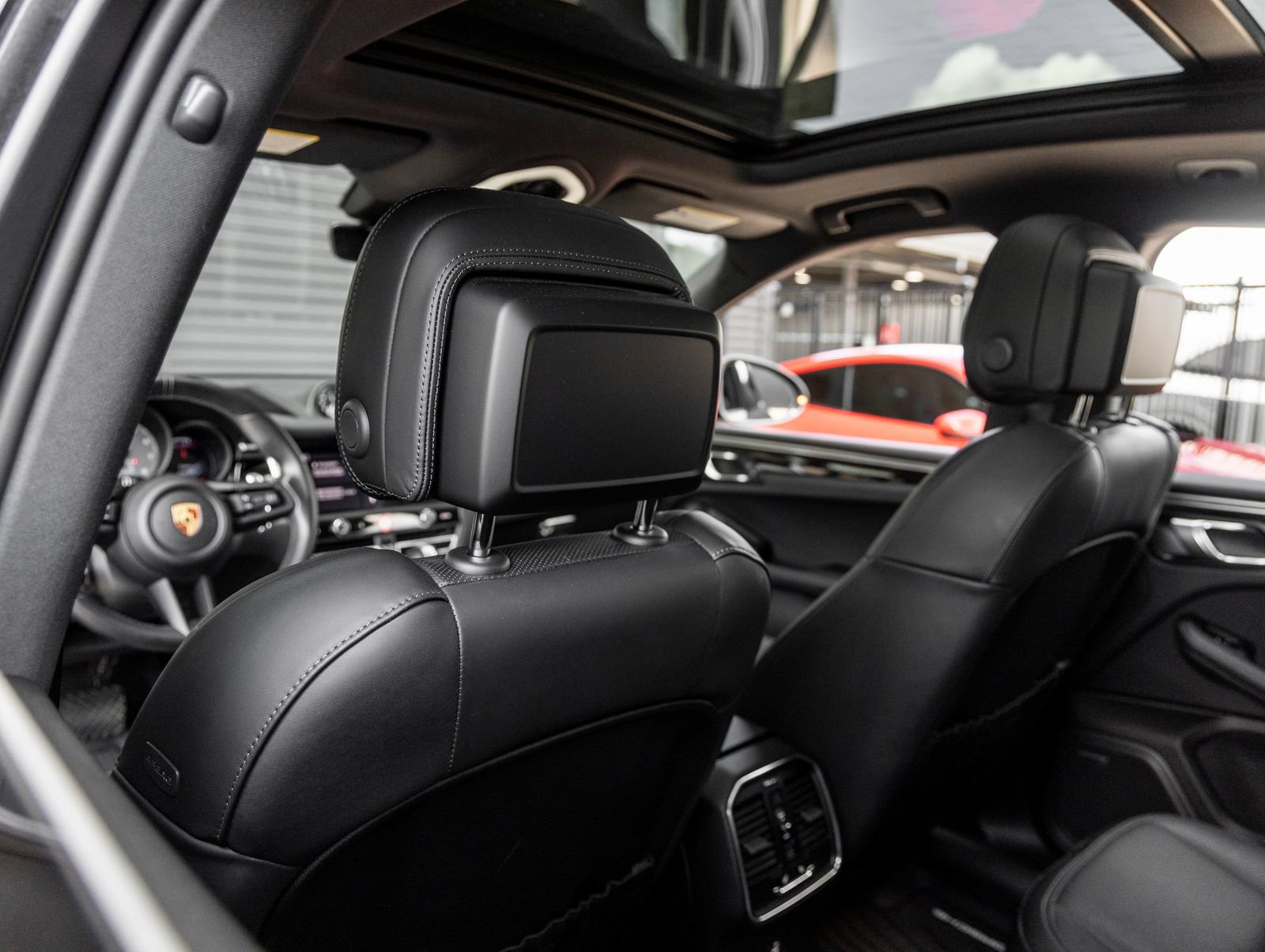 Certified 2024 Porsche Macan S AWD/4WD image 27
