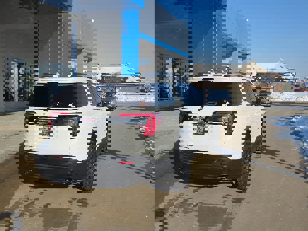 Used 2023 GMC Acadia SLE w/ Driver Convenience Package image 8