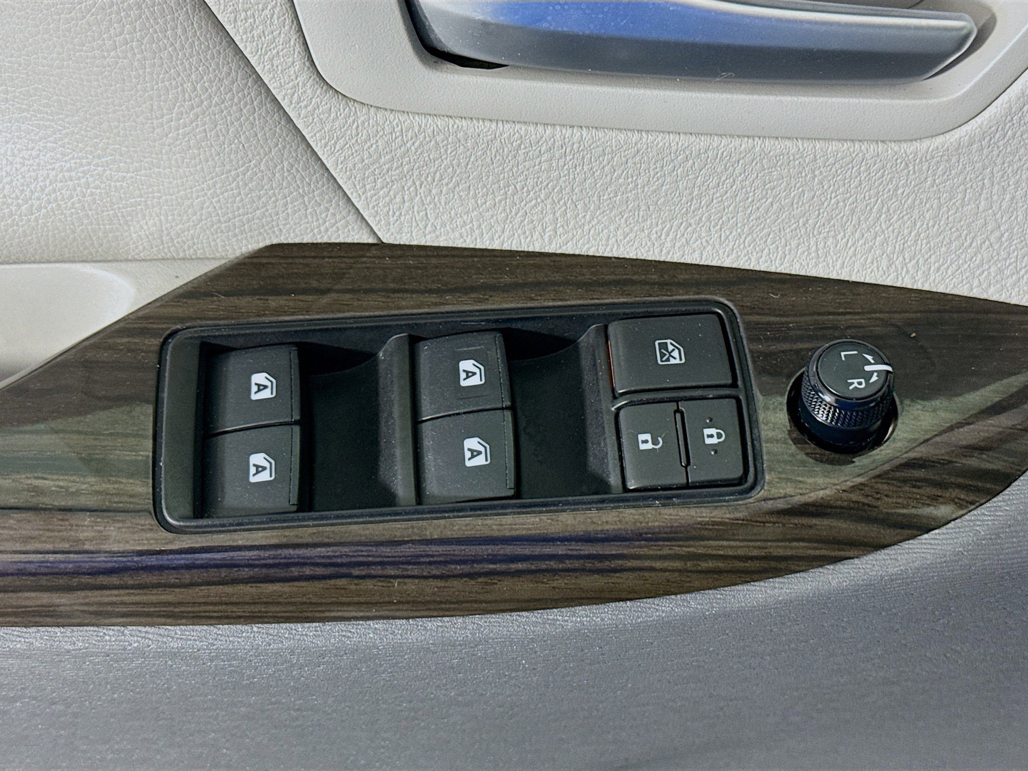 Used 2020 Toyota Sienna XLE FWD image 24