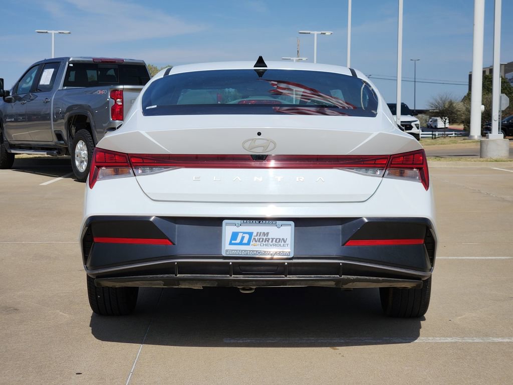 Used 2025 Hyundai Elantra SEL image 7