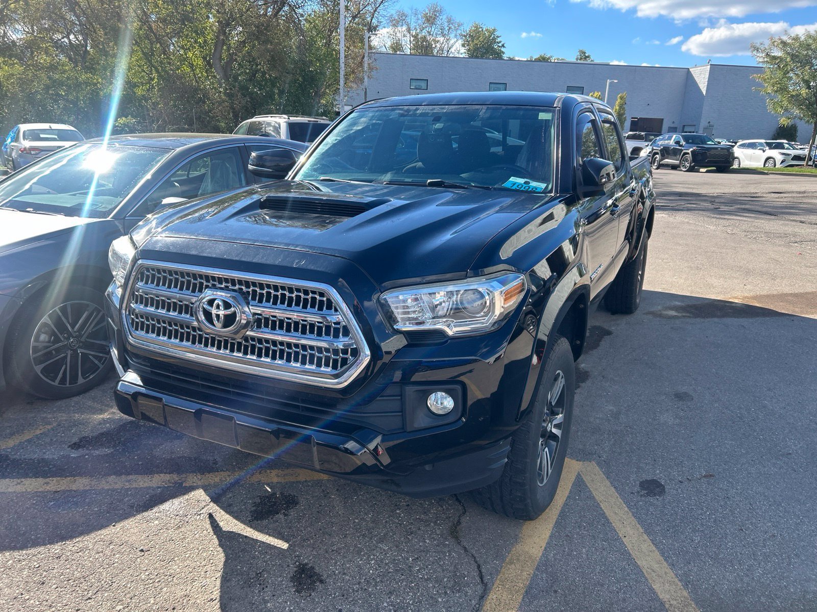 Used 2016 Toyota Tacoma TRD Sport w/ Premium & Technology Package AWD/4WD image 3