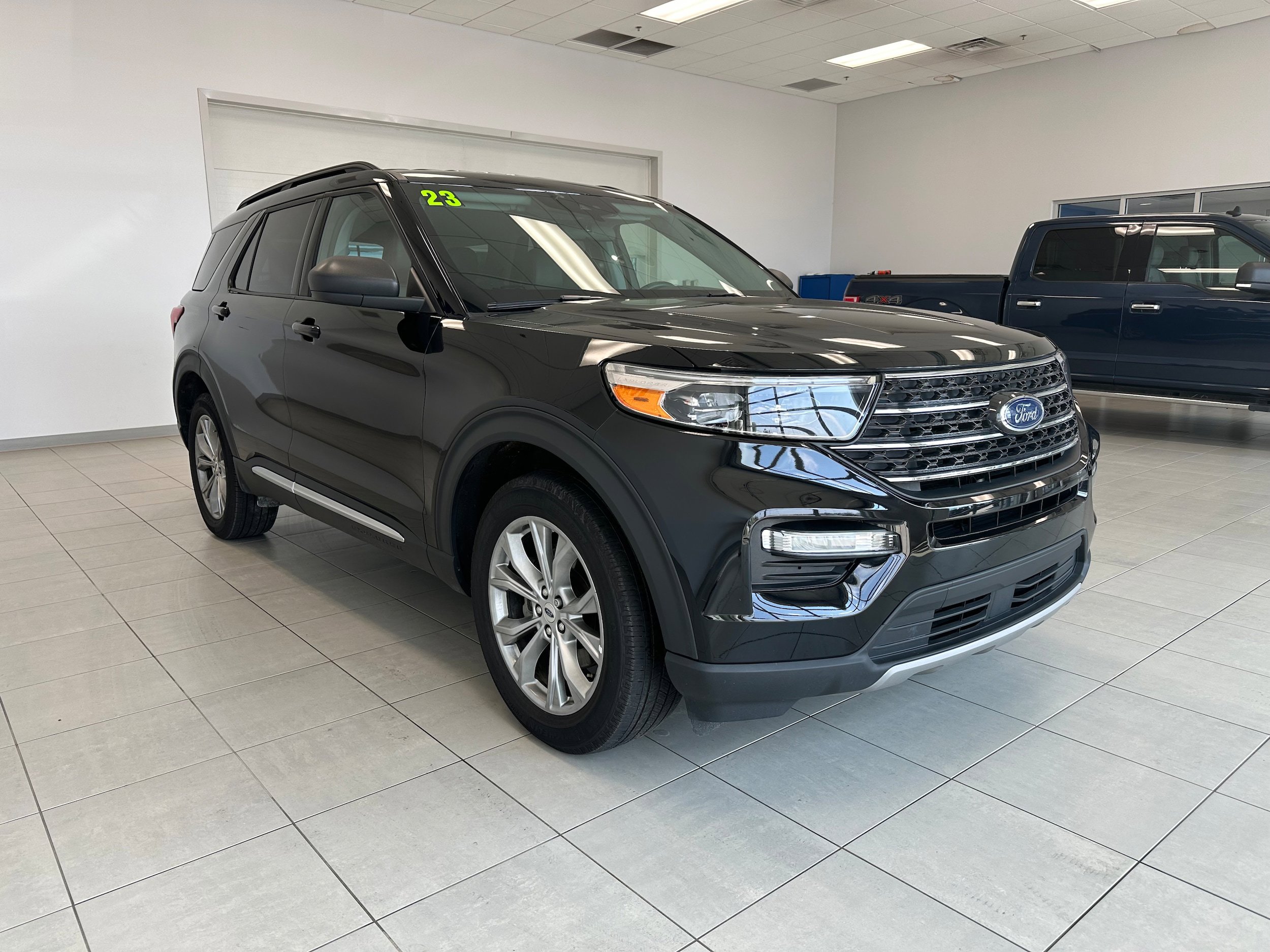 Used 2023 Ford Explorer XLT w/ Equipment Group 202A image 4