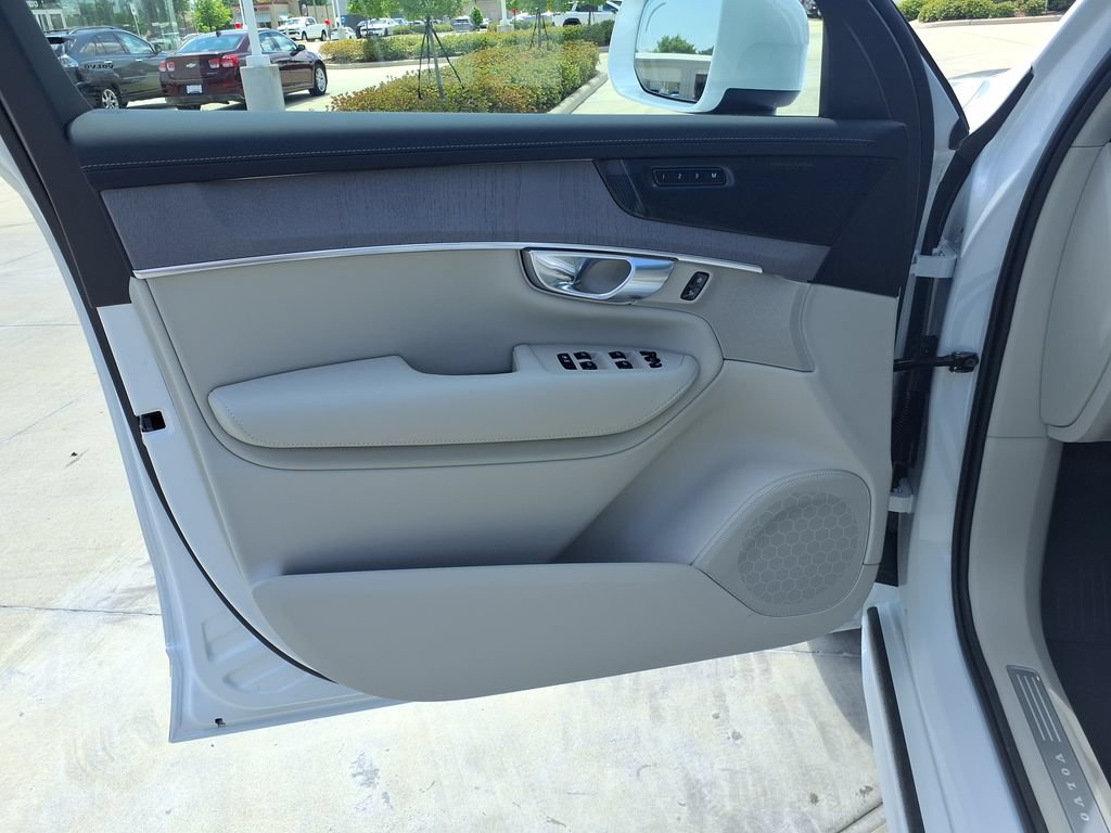 New 2026 Volvo XC90 T8 Ultra w/ Protection Package Premier AWD/4WD image 13