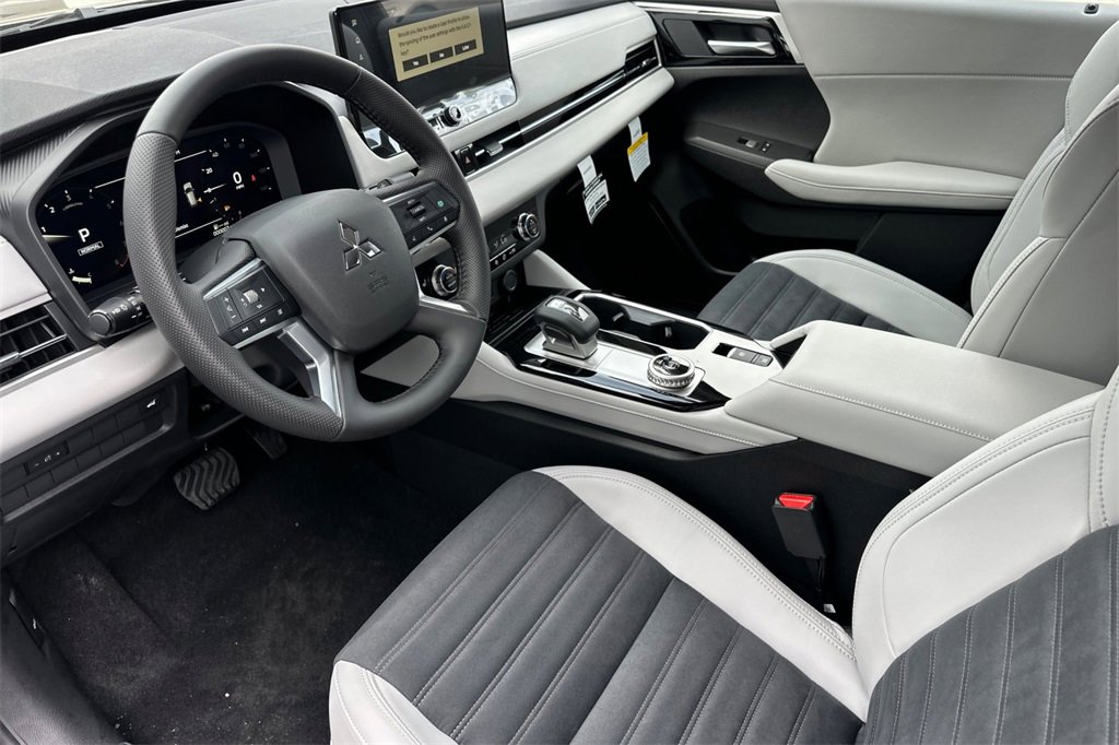 New 2025 Mitsubishi Outlander SE image 10