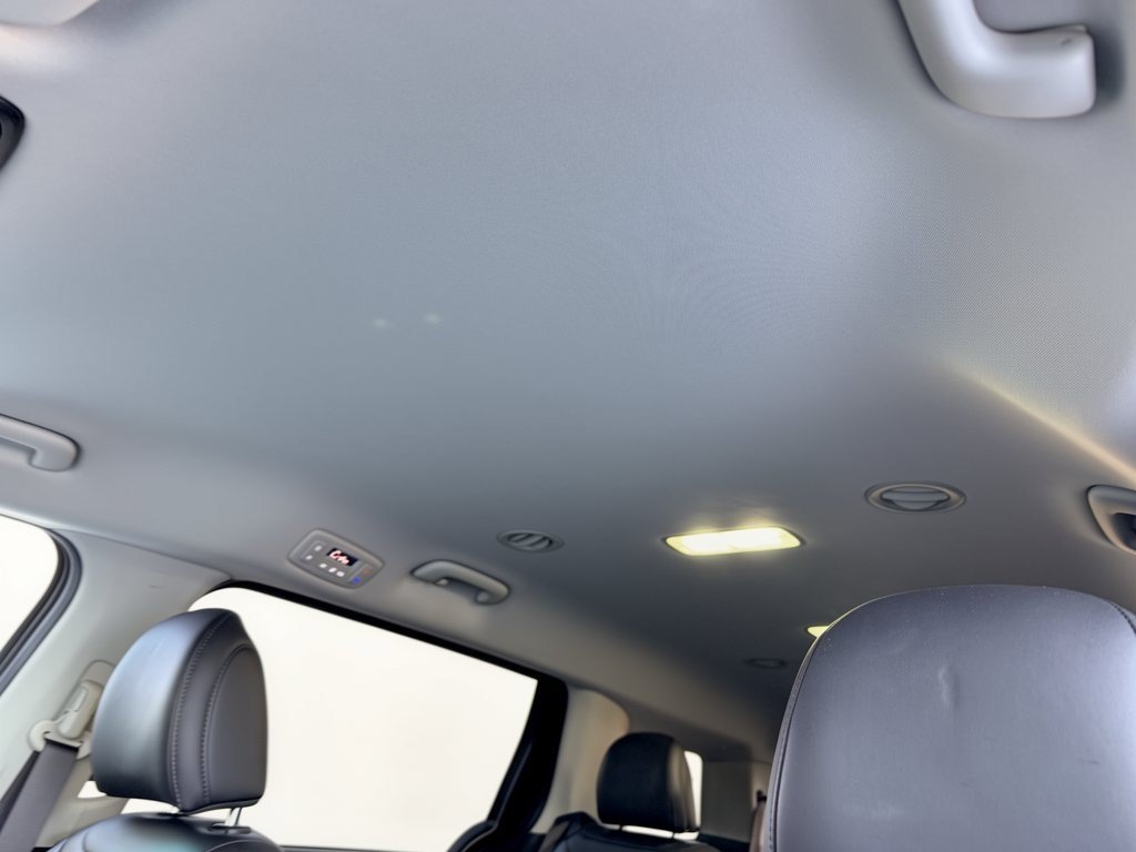 Used 2025 Kia Carnival FWD image 27