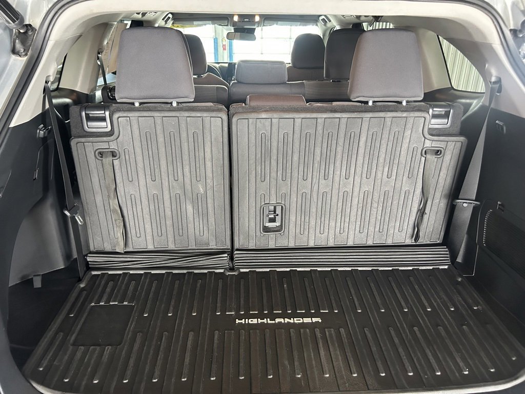 Used 2023 Toyota Highlander LE image 12