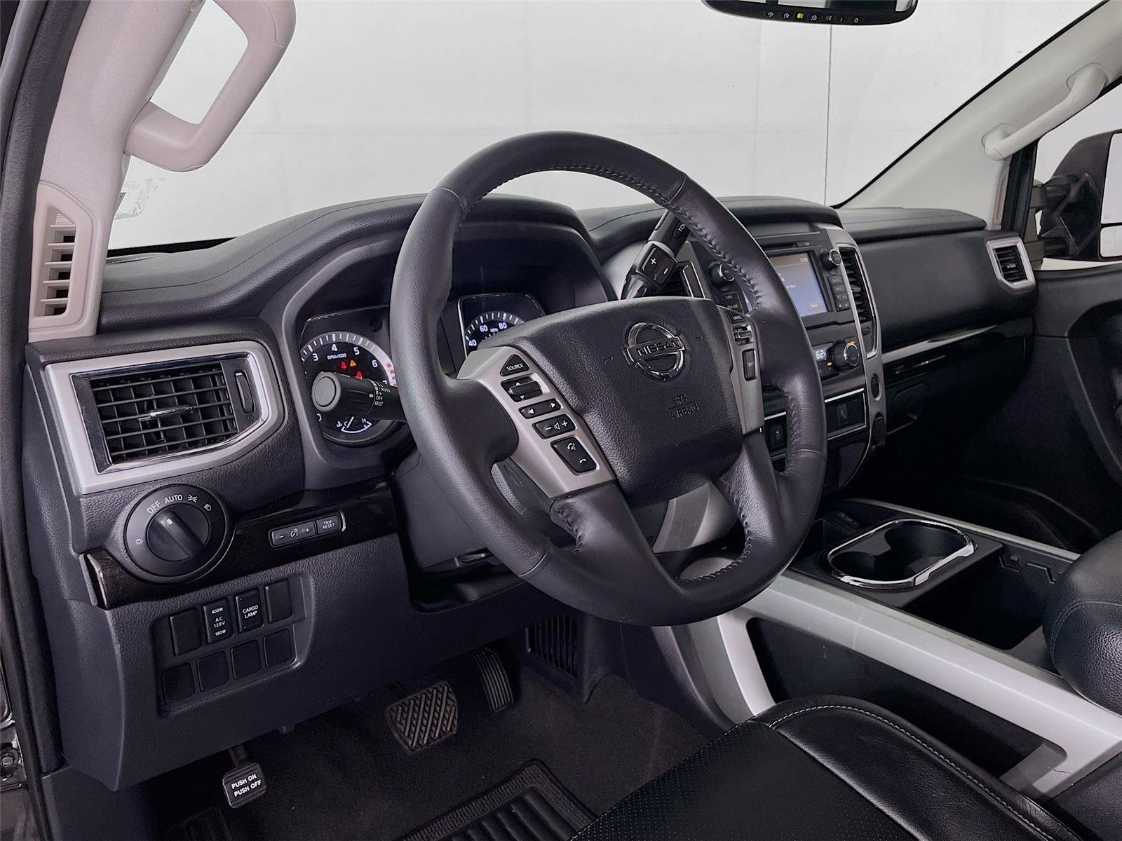 Used 2018 Nissan Titan SV w/ SV Convenience Package image 12