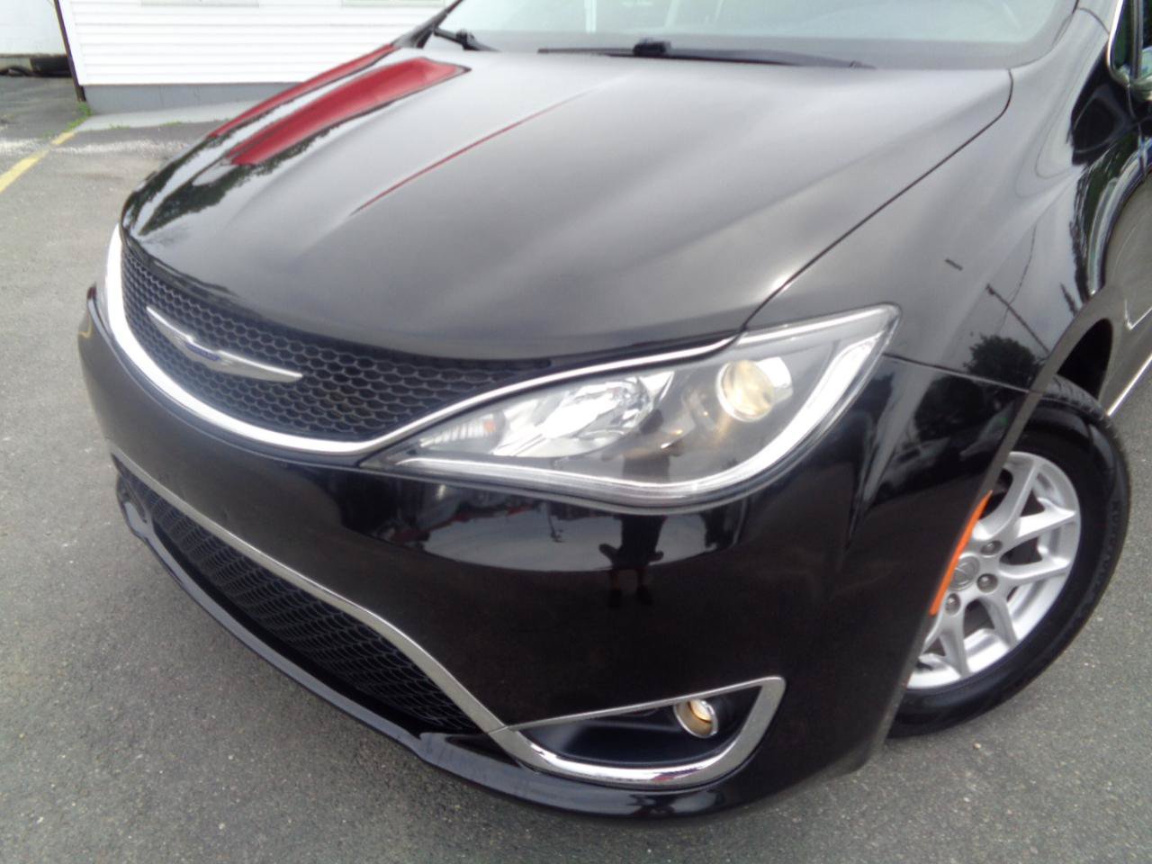 Used 2020 Chrysler Pacifica Touring-L FWD image 18
