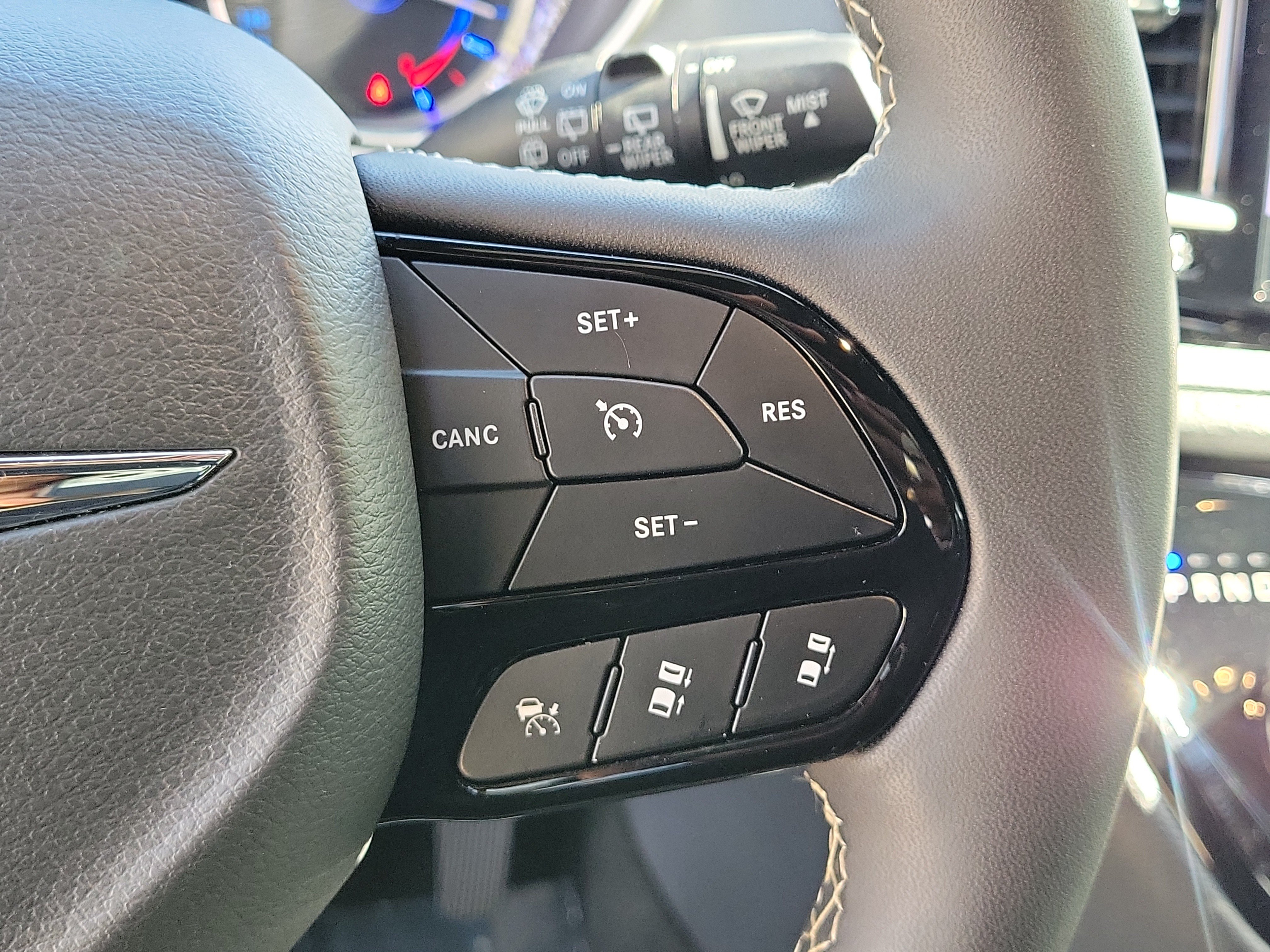 Used 2024 Chrysler Pacifica Limited FWD image 18