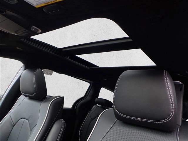 New 2026 Chrysler Pacifica Limited w/ Uconnect Theater Family Group image 16