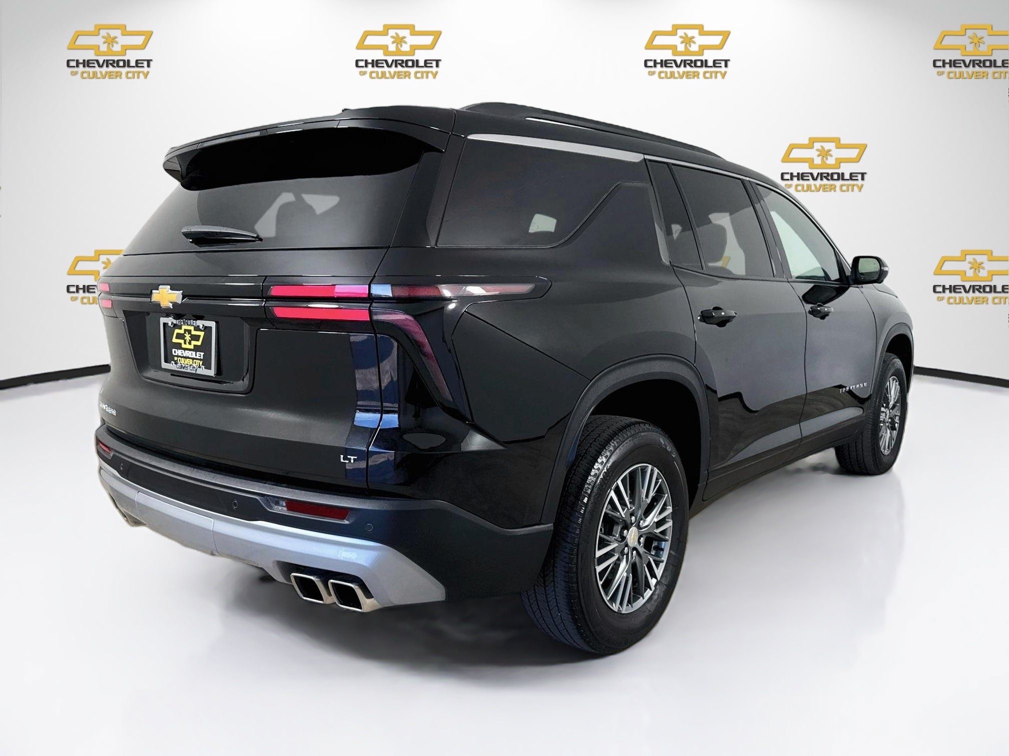 Used 2024 Chevrolet Traverse LT w/ Trailering Package FWD image 8