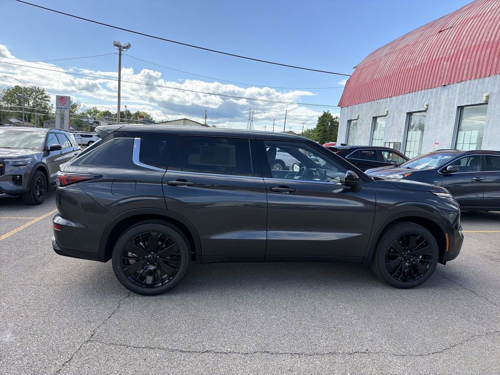 New 2026 Mitsubishi Outlander LE FWD image 3