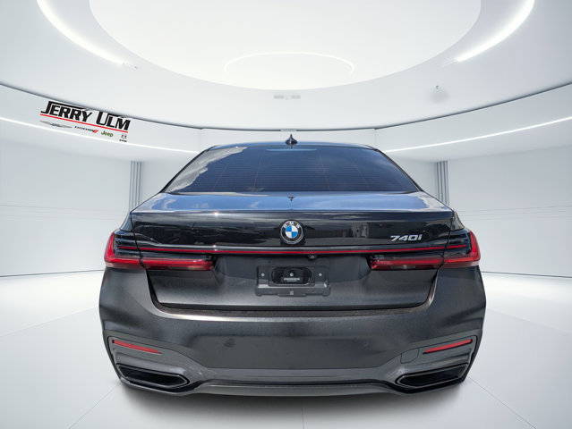 Used 2022 BMW 740i w/ M Sport Package RWD image 4